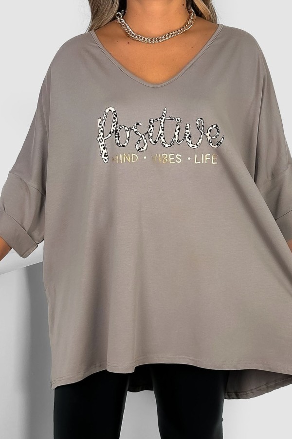 Tunika plus size w kolorze beżu fango oversize dekolt V napisy positive ASTER 1