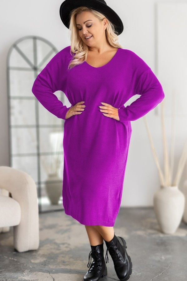 Sweterkowa sukienka plus size w kolorze magenta dekolt V Estella 2