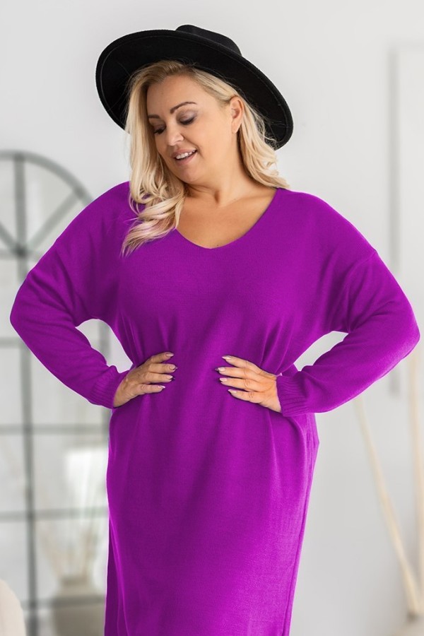 Sweterkowa sukienka plus size w kolorze magenta dekolt V Estella 1