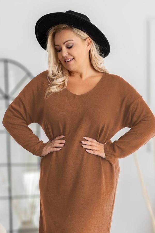 Sweterkowa sukienka plus size w kolorze karmelowym dekolt V Estella 1