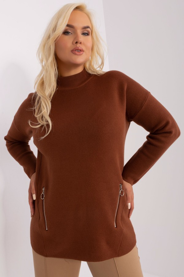 Sweter plus size w kolorze brązowym z półgolfem zamki Hirni