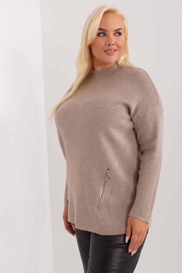 Sweter plus size w kolorze ciemnego beżu z półgolfem zamki Hirni 2