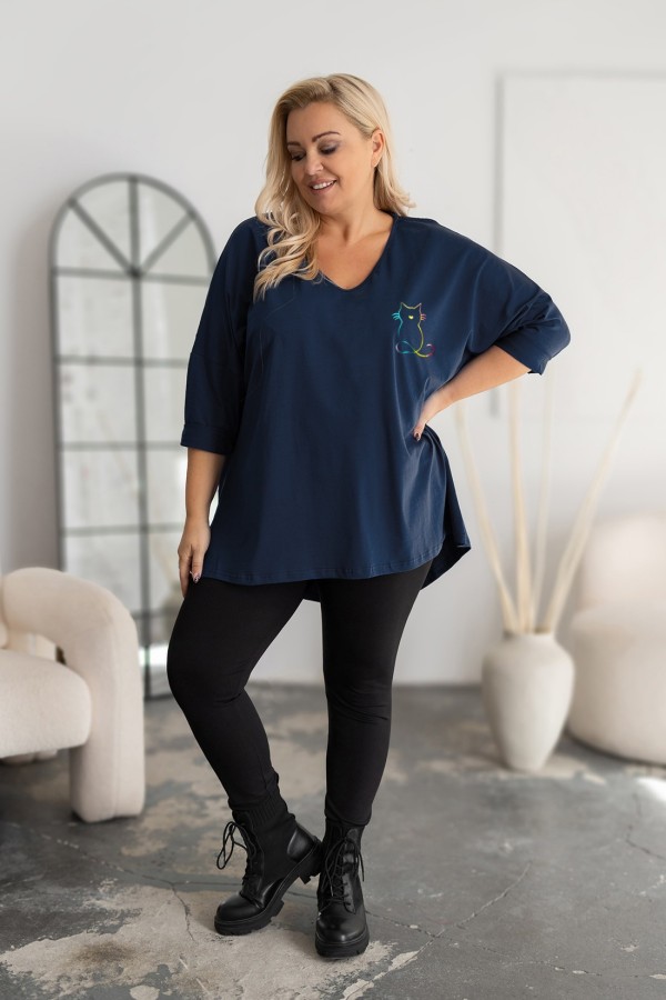 Tunika plus size w kolorze granatowym oversize dekolt V nadruk holo kot ABRIL 1