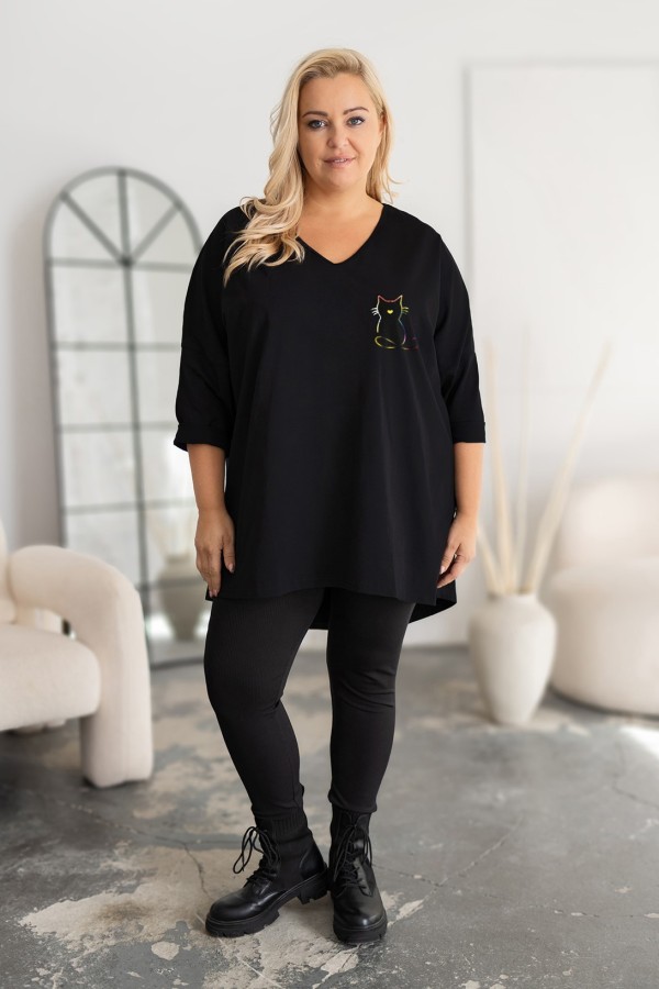 Tunika plus size w kolorze czarnym oversize dekolt V nadruk holo kot ABRIL 1