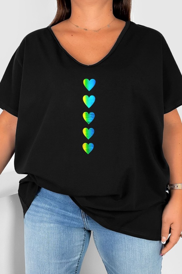 T-shirt damski plus size w kolorze czarnym dekolt w serek V-neck holo nadruk serduszka