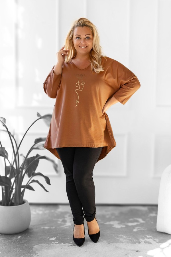 Tunika plus size w kolorze karmelowym oversize dekolt V złota twarz kwiat Doti 1