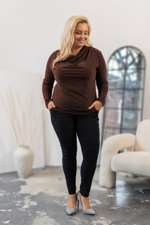 Bluzka damska plus size w kolorze czekoladowym dekolt woda LINETT 1