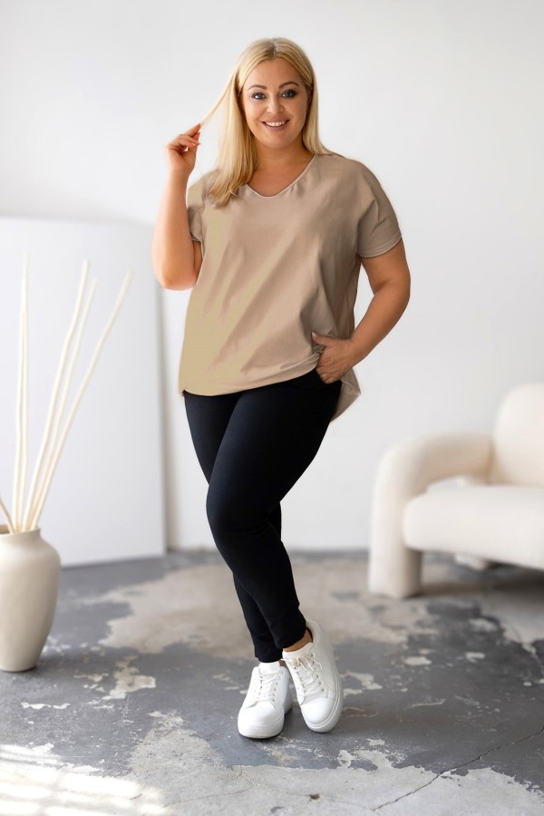 Bluzka damska T-shirt plus size w kolorze latte beż dekolt w serek 1