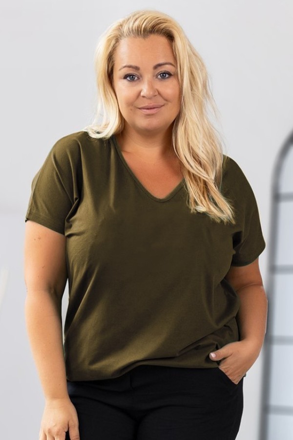 T-shirt damski plus size gładki w kolorze oliwkowym dekolt w serek V-neck FOXI