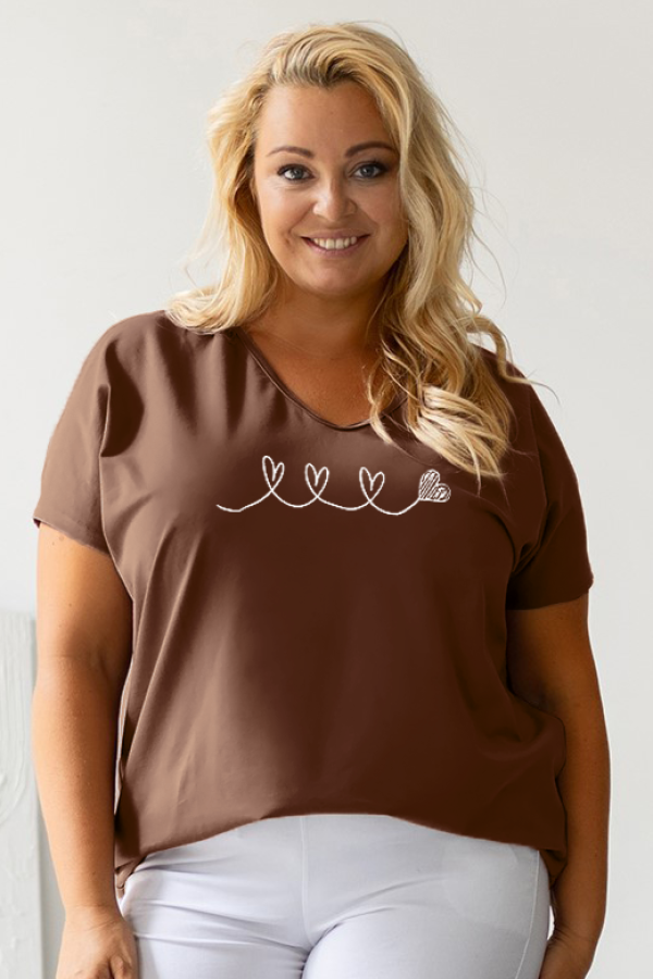 Bluzka damska T-shirt plus size w kolorze brązowym nadruk serduszka clouds