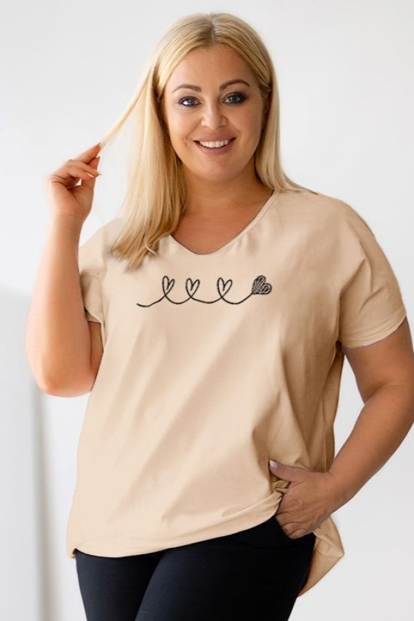 Bluzka damska T-shirt plus size w kolorze beżowym nadruk serduszka clouds