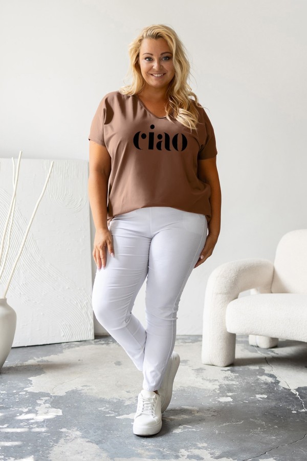 T-shirt damski plus size w kolorze cappuccino dekolt w serek V-neck napis CIAO 1