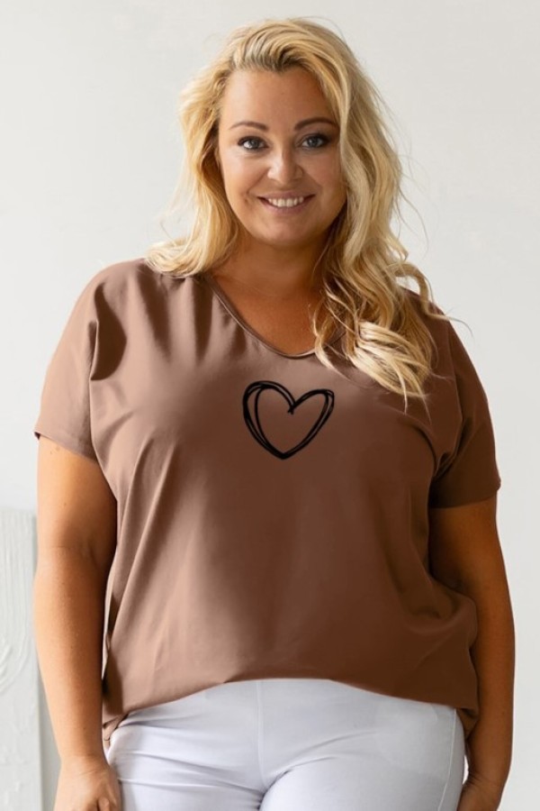 T-shirt damski plus size w kolorze cappuccino dekolt w serek V-neck print serce Xenia