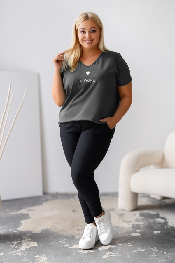 T-shirt damski plus size w kolorze grafitowym dekolt w serek V-neck nadruk always serduszko NOLA 1