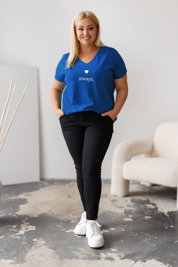 T-shirt damski plus size w kolorze kobaltowym dekolt w serek V-neck nadruk always serduszko NOLA 1
