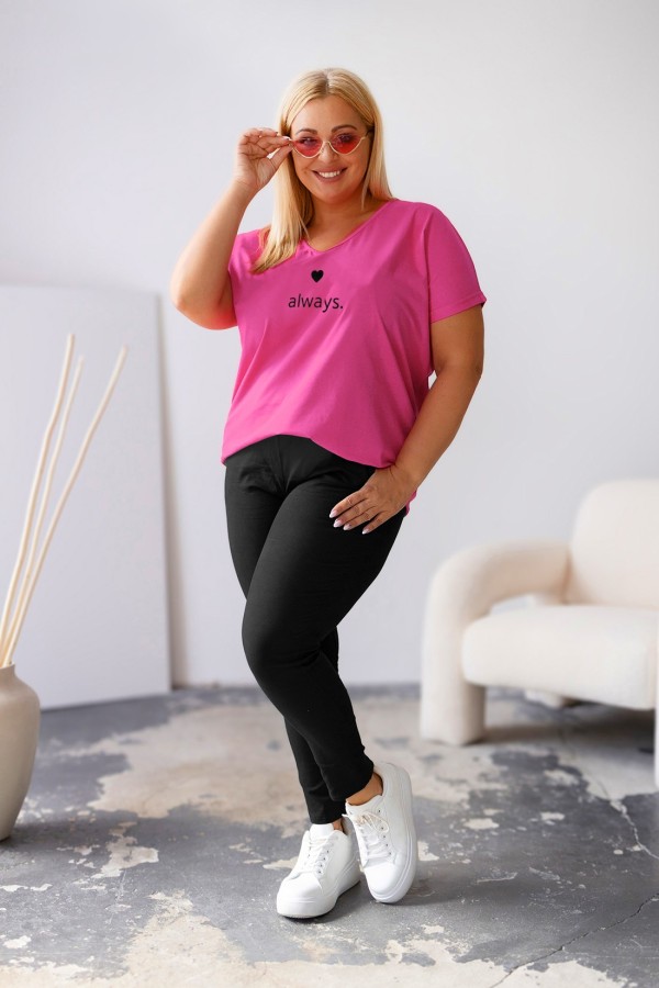T-shirt damski plus size w kolorze różowym dekolt w serek V-neck nadruk always serduszko NOLA 1