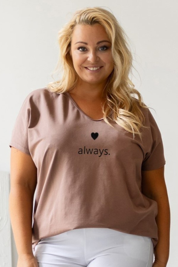 T-shirt damski plus size w kolorze cappuccino dekolt w serek V-neck nadruk always serduszko NOLA