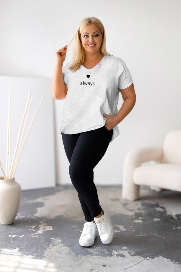 T-shirt damski plus size w kolorze szary melanż dekolt w serek V-neck nadruk always serduszko NOLA 1