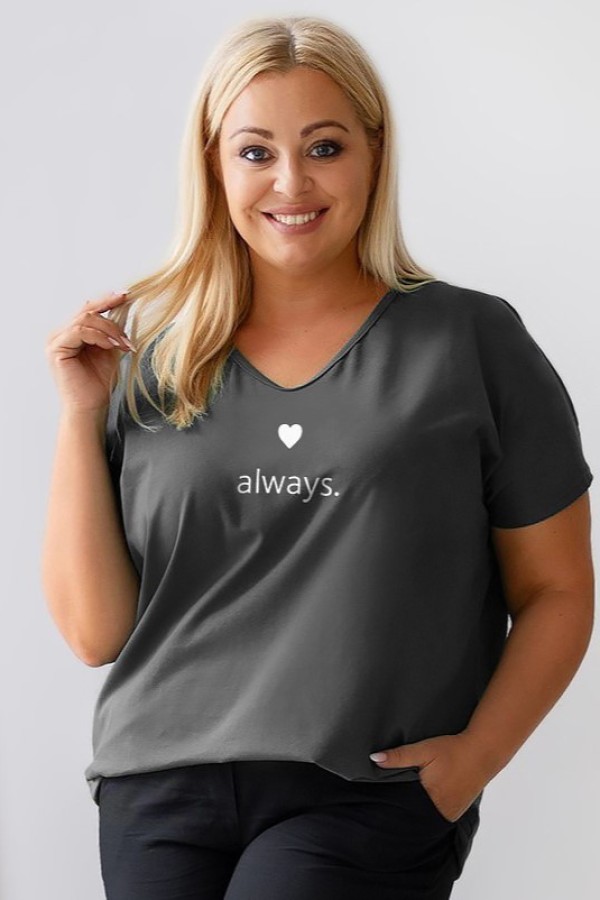 T-shirt damski plus size w kolorze grafitowym dekolt w serek V-neck nadruk always serduszko NOLA 2