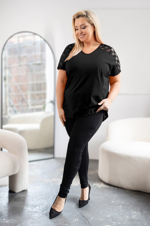 Bluzka damska plus size w kolorze czarnym dekolt w serek koronka PERIDE 1
