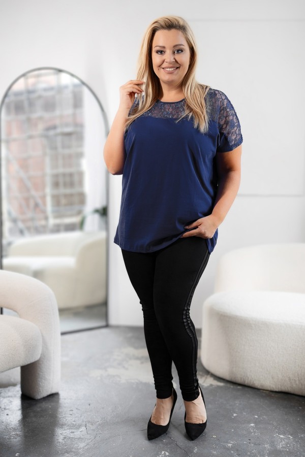 Bluzka damska plus size w kolorze granatowym dekolt koronka KENDAL 1