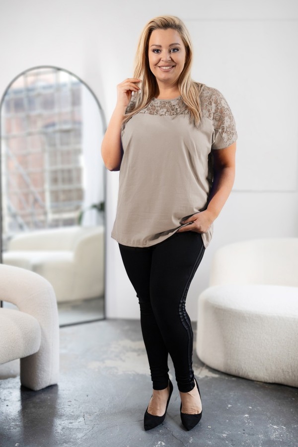 Bluzka damska plus size w kolorze beżowym dekolt koronka KENDAL 1