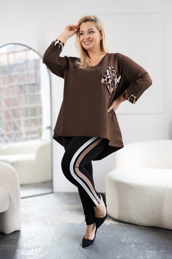 Tunika plus size w kolorze brązowym oversize dekolt V print zwierzęcy kieszeń VIVIAN 1