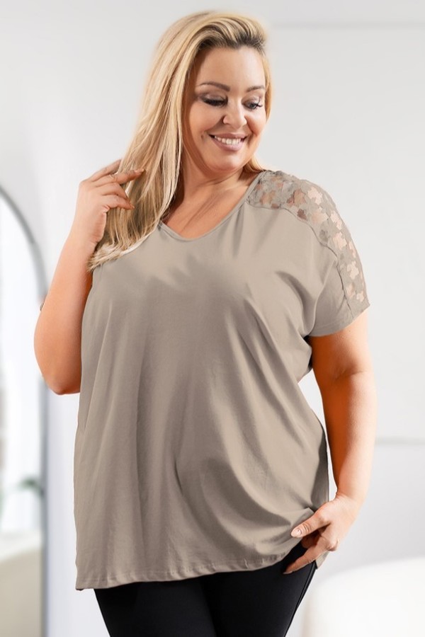 Bluzka damska plus size w kolorze beżowym dekolt w serek koronka PERIDE