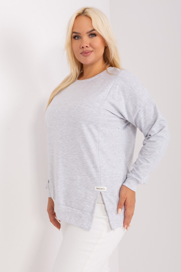 Lekka bluza damska plus size w kolorze szarym naszywka rozcięcie Yamini 2