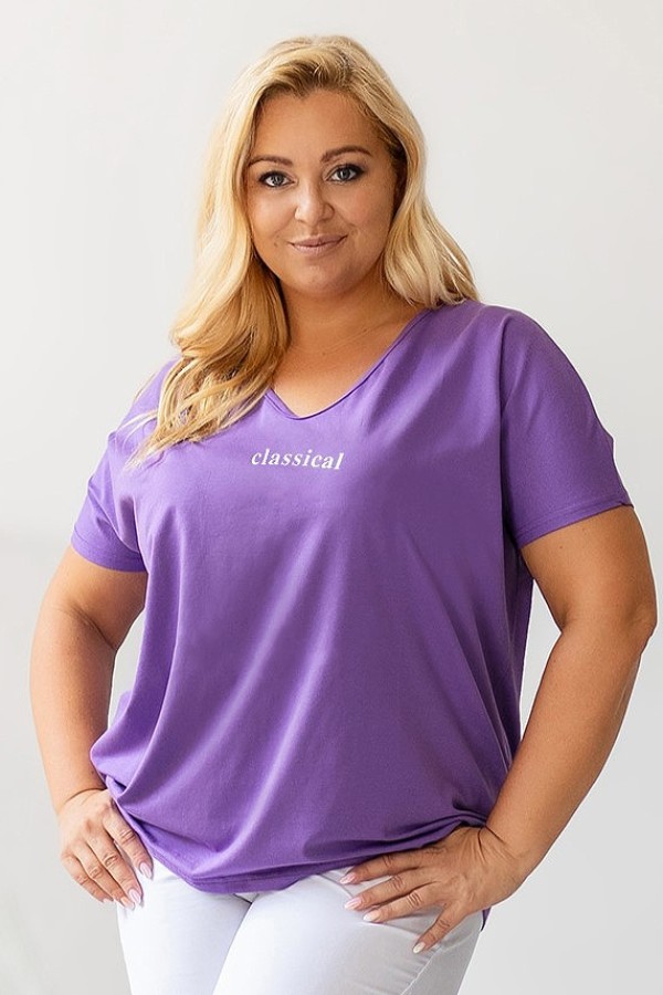 T-shirt damski plus size w kolorze lila fiolet dekolt w serek V-neck nadruk classical