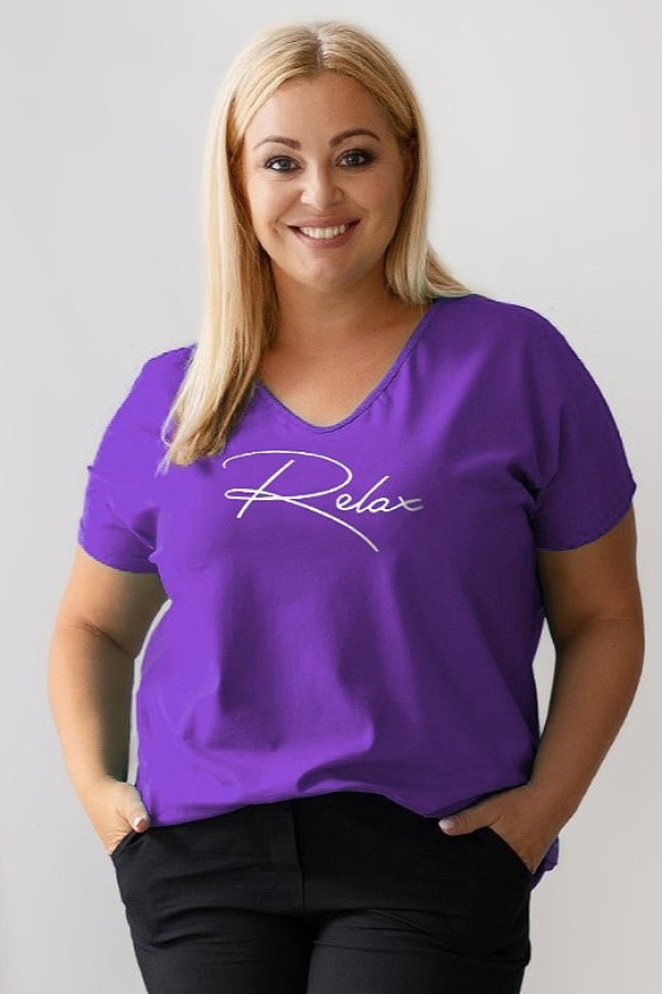 Bluzka damska T-shirt plus size w kolorze jagodowym nadruk napis Relax 2