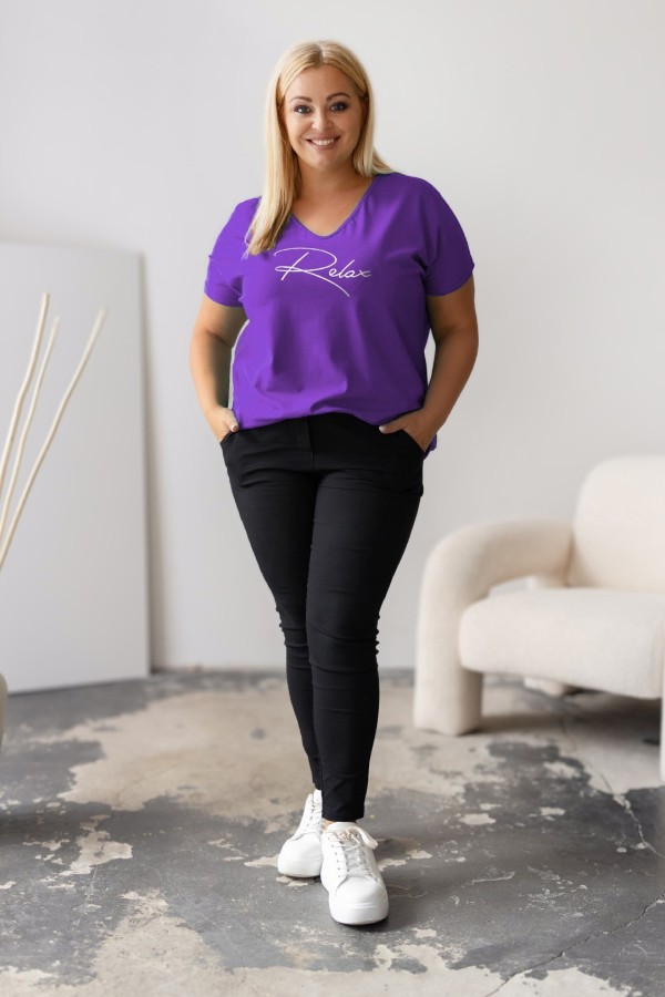 Bluzka damska T-shirt plus size w kolorze jagodowym nadruk napis Relax 1