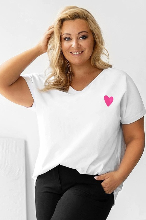 T-shirt damski plus size w kolorze białym dekolt w serek V-neck nadruk pink serduszko Elleni