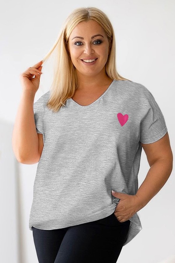 T-shirt damski plus size w kolorze szary melanż dekolt w serek V-neck nadruk pink serduszko Elleni