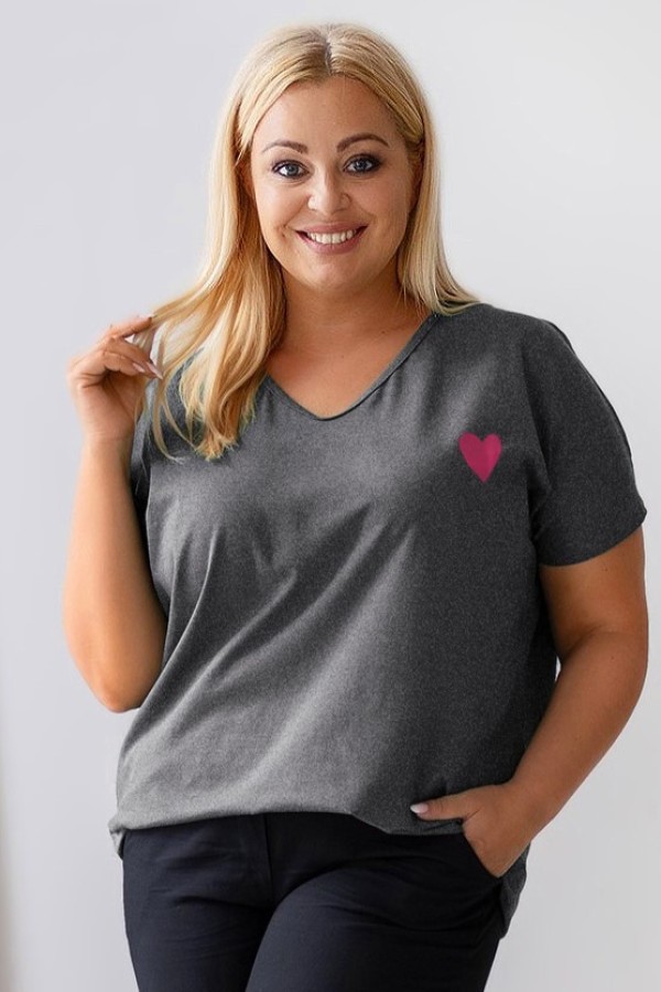 T-shirt damski plus size w kolorze grafitowy melanż dekolt w serek V-neck nadruk pink serduszko Elleni