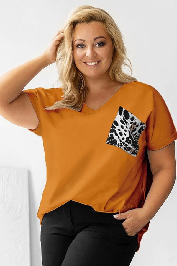 T-shirt damski plus size w kolorze karmelowym dekolt w serek V-neck panterka kieszeń ALVIN