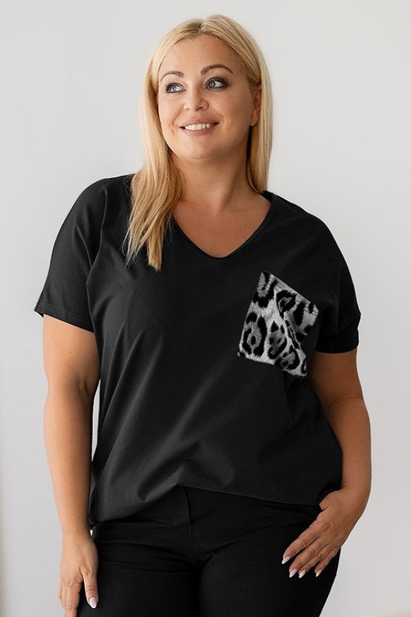 T-shirt damski plus size w kolorze czarnym dekolt w serek V-neck szara panterka kieszeń PARRIS