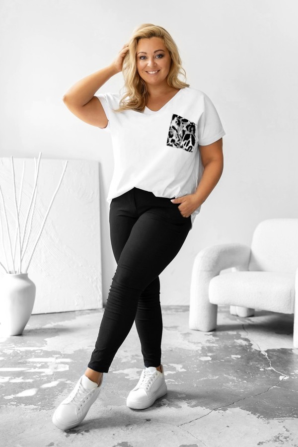 T-shirt damski plus size w kolorze białym dekolt w serek V-neck szara panterka kieszeń PARRIS 1
