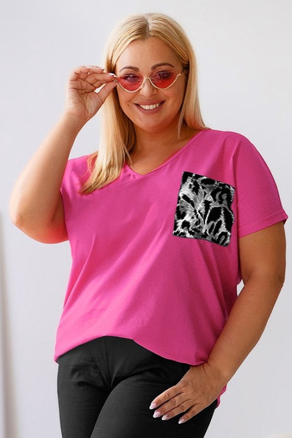 T-shirt damski plus size w kolorze różowym dekolt w serek V-neck szara panterka kieszeń PARRIS 2