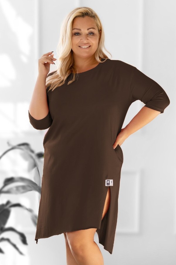 Asymetryczna sukienka plus size w kolorze czekoladowym z rozcięciami naszywka Yoshi