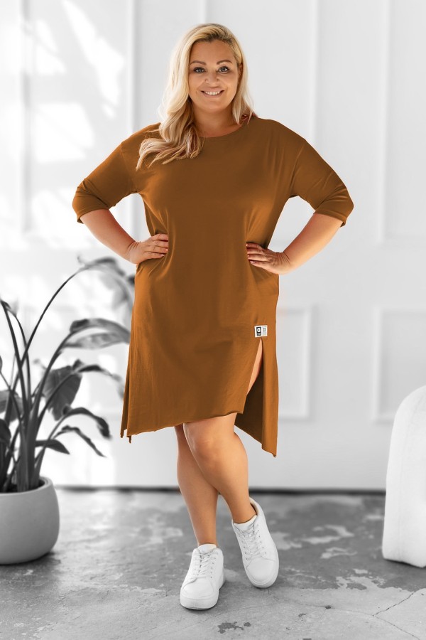 Asymetryczna sukienka plus size w kolorze karmelowym z rozcięciami naszywka Yoshi 1