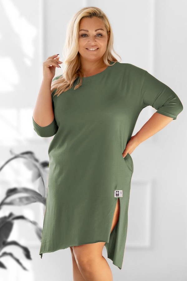 Asymetryczna sukienka plus size w kolorze khaki z rozcięciami naszywka Yoshi 2