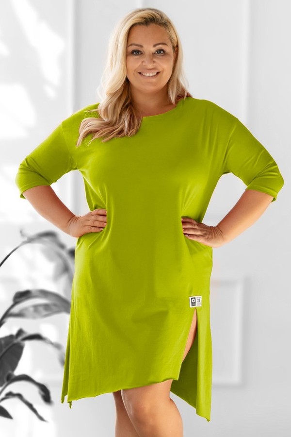 Asymetryczna sukienka plus size w kolorze pistachio z rozcięciami naszywka Yoshi