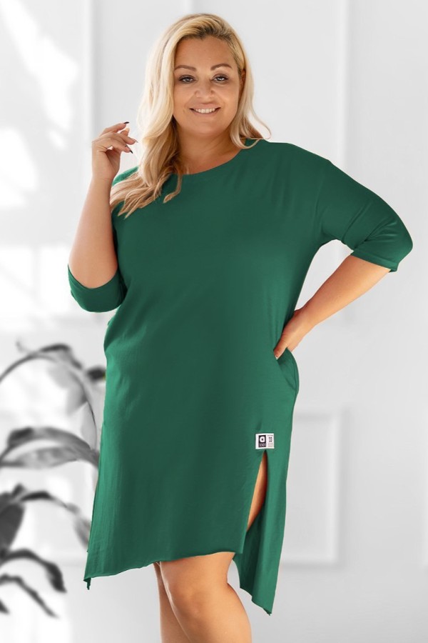 Asymetryczna sukienka plus size w kolorze butelkowym z rozcięciami naszywka Yoshi