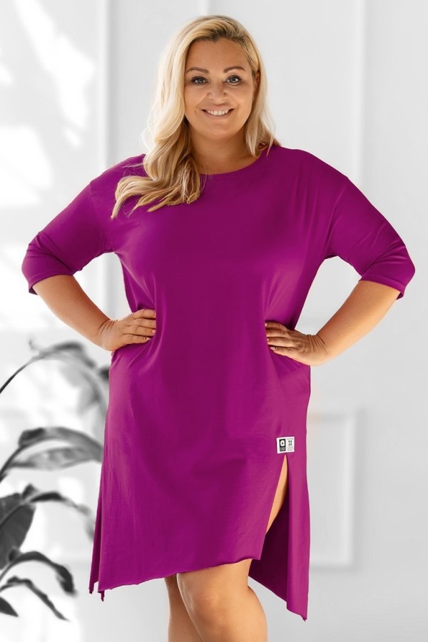 Asymetryczna sukienka plus size w kolorze magenta z rozcięciami naszywka Yoshi 2