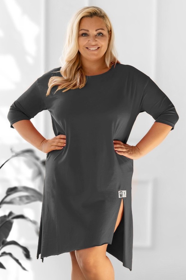 Asymetryczna sukienka plus size w kolorze grafitowym z rozcięciami naszywka Yoshi 2
