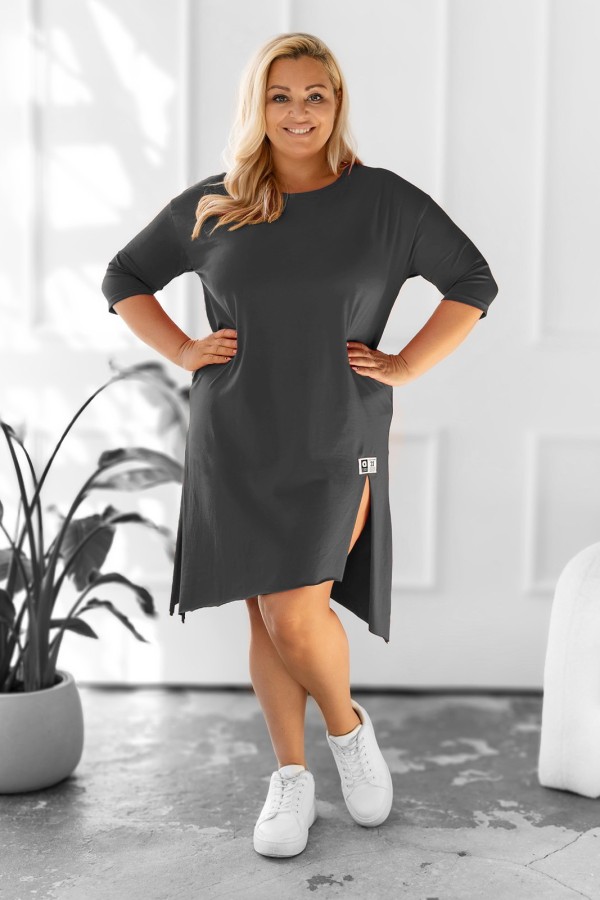 Asymetryczna sukienka plus size w kolorze grafitowym z rozcięciami naszywka Yoshi 1