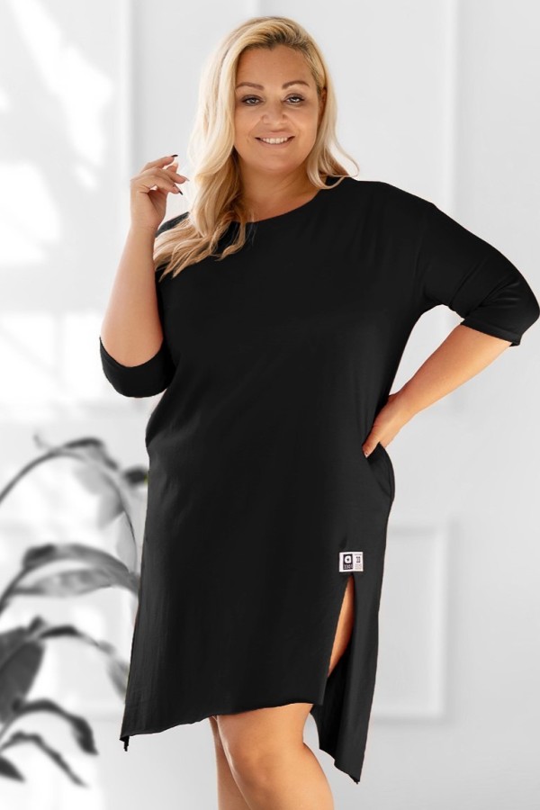 Asymetryczna sukienka plus size w kolorze czarnym z rozcięciami naszywka Yoshi