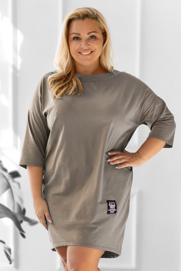 Sukienka plus size w kolorze beżu fango z rękawem 3/4 naszywka MILAGROS 2