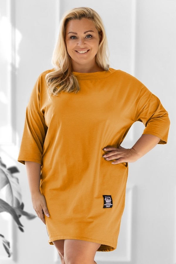 Sukienka plus size w kolorze musztardowym z rękawem 3/4 naszywka MILAGROS 2